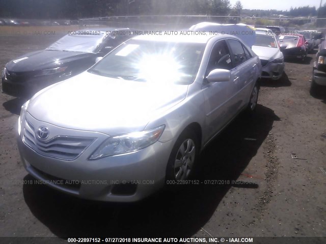 4T1BF3EKXBU164768 - 2011 TOYOTA CAMRY SE/LE/XLE SILVER photo 2