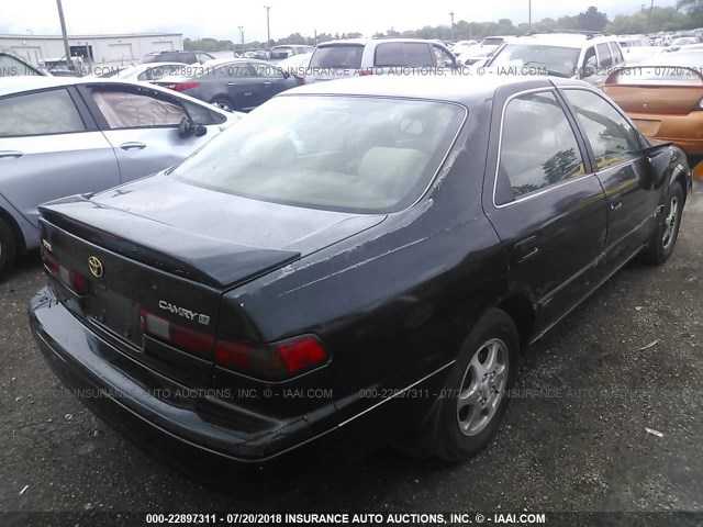 JT2BG22K8V0095048 - 1997 TOYOTA CAMRY LE/XLE BLACK photo 4