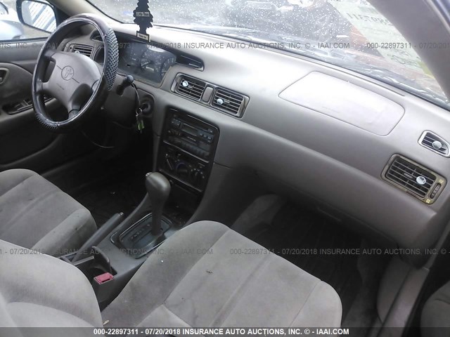 JT2BG22K8V0095048 - 1997 TOYOTA CAMRY LE/XLE BLACK photo 5