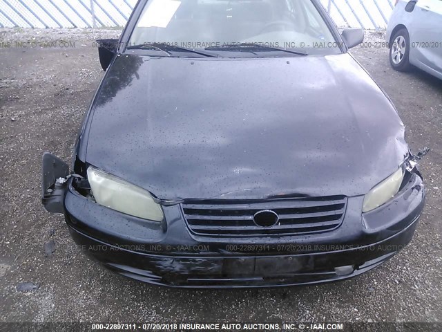 JT2BG22K8V0095048 - 1997 TOYOTA CAMRY LE/XLE BLACK photo 6