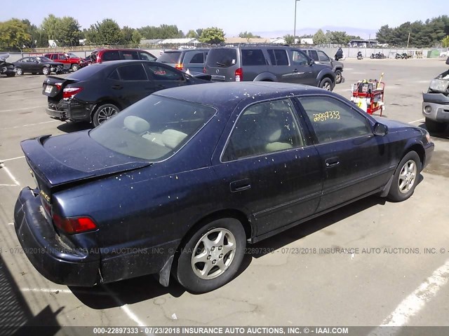 4T1BG28K6WU224604 - 1998 TOYOTA CAMRY CE/LE/XLE BLUE photo 4
