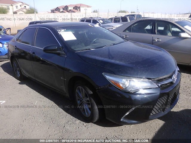 4T1BF1FK5FU949434 - 2015 TOYOTA CAMRY LE/XLE/SE/XSE GRAY photo 1