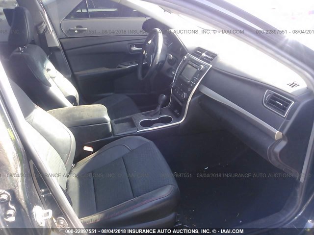 4T1BF1FK5FU949434 - 2015 TOYOTA CAMRY LE/XLE/SE/XSE GRAY photo 5