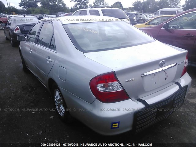 4T1BE32K73U644548 - 2003 TOYOTA CAMRY LE/XLE/SE ვერცხლისფერი ფოტო 3