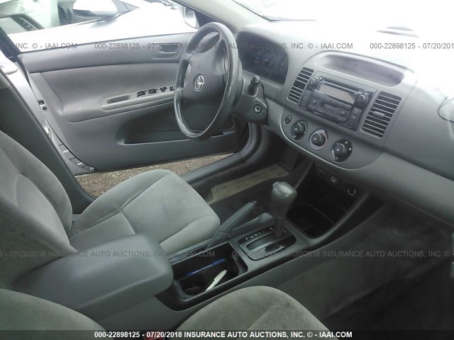 4T1BE32K73U644548 - 2003 TOYOTA CAMRY LE/XLE/SE ვერცხლისფერი ფოტო 5
