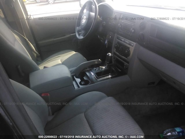 1J8HG48K36C195930 - 2006 JEEP COMMANDER BLACK photo 5