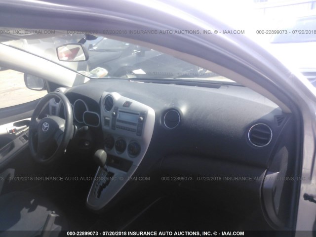 2T1KU40E09C054353 - 2009 TOYOTA COROLLA MATRIX  SILVER photo 5