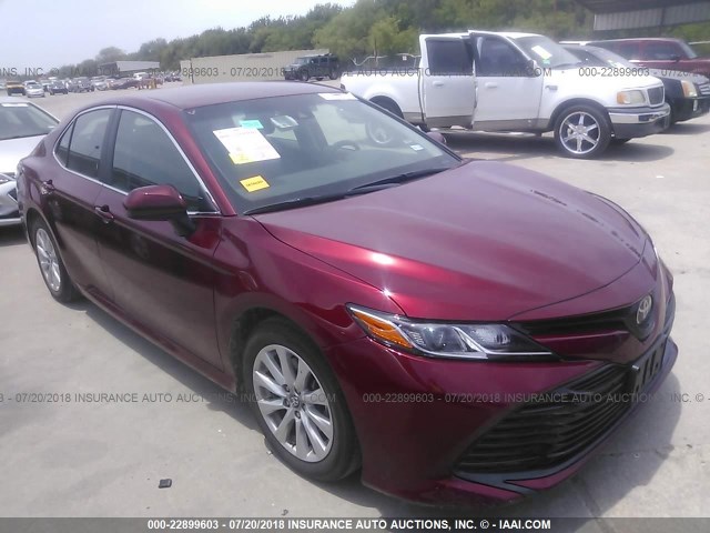 4T1B11HK1JU588692 - 2018 TOYOTA CAMRY L/LE/XLE/SE/XSE RED photo 1