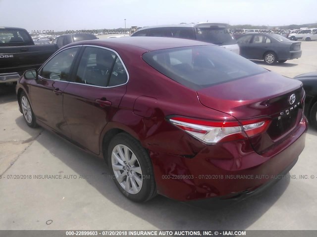 4T1B11HK1JU588692 - 2018 TOYOTA CAMRY L/LE/XLE/SE/XSE RED photo 3