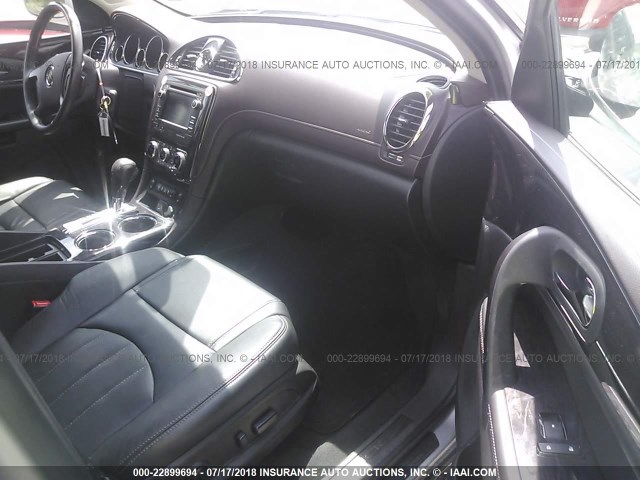 5GAKVBKD8HJ172077 - 2017 BUICK ENCLAVE SILVER photo 5