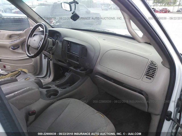 1FMRU17L4XLB42633 - 1999 FORD EXPEDITION WHITE photo 5