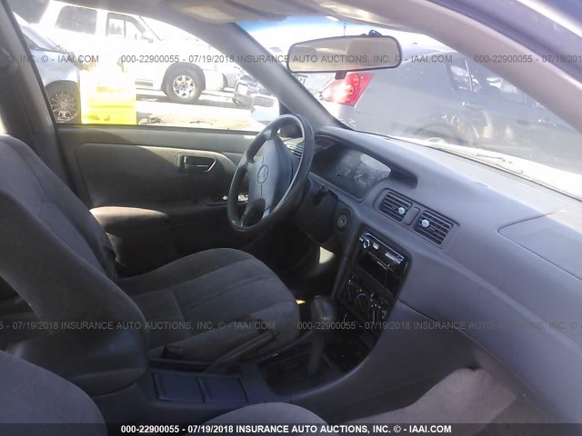 4T1BG22K2XU891132 - 1999 TOYOTA CAMRY CE/LE/XLE თეთრი ფოტო 5