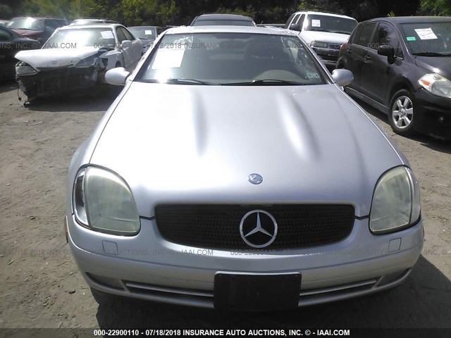 WDBKK47F0WF033797 - 1998 MERCEDES-BENZ SLK 230 KOMPRESSOR SILVER photo 6