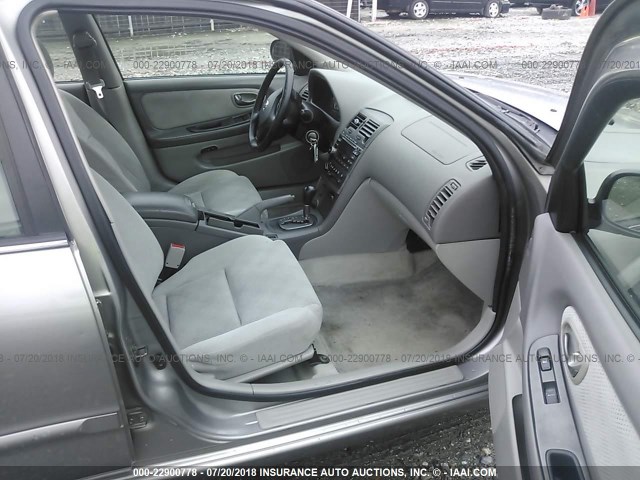 JN1DA31D02T405166 - 2002 NISSAN MAXIMA GLE/GXE/SE SILVER photo 5