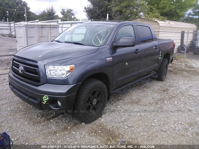 5TFDW5F12BX203625 - 2011 TOYOTA TUNDRA CREWMAX SR5 GRAY photo 2