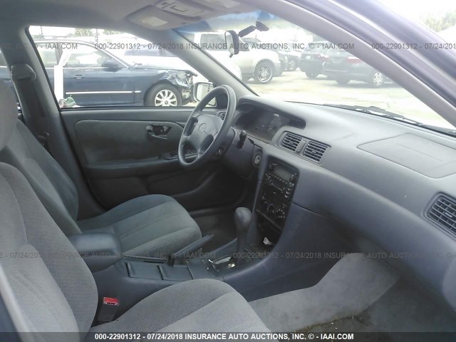 4T1BG22K91U117189 - 2001 TOYOTA CAMRY CE/LE/XLE ვერცხლისფერი ფოტო 5