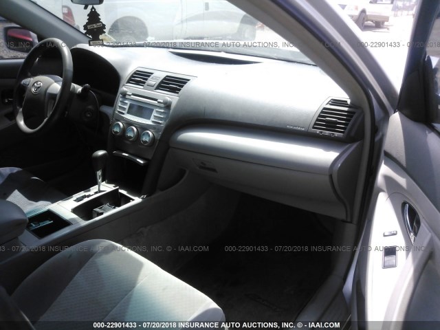 4T1BE46K49U361713 - 2009 TOYOTA CAMRY SE/LE/XLE SILVER photo 5