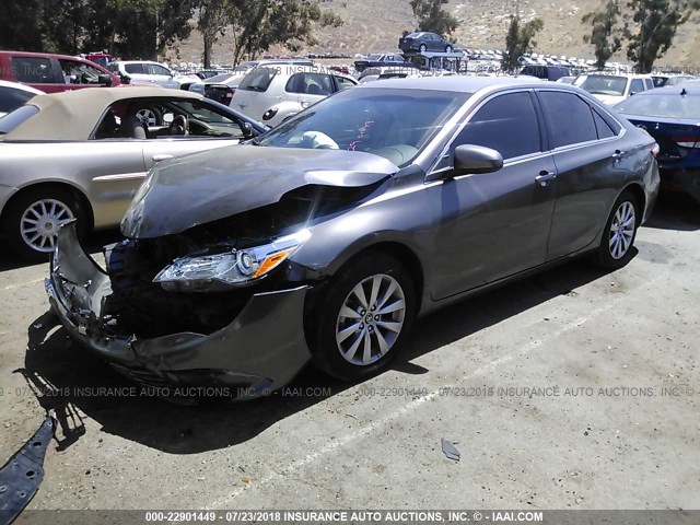 4T1BF1FK0HU357989 - 2017 TOYOTA CAMRY LE/XLE/SE/XSE GRAY photo 2