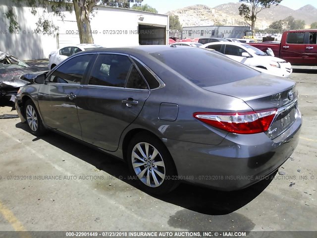 4T1BF1FK0HU357989 - 2017 TOYOTA CAMRY LE/XLE/SE/XSE GRAY photo 3