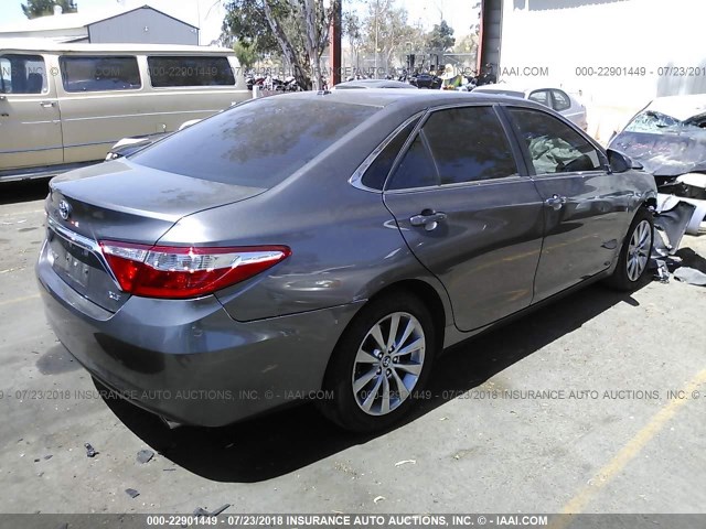 4T1BF1FK0HU357989 - 2017 TOYOTA CAMRY LE/XLE/SE/XSE GRAY photo 4