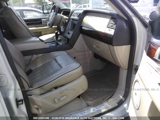 5LMFU28566LJ10951 - 2006 LINCOLN NAVIGATOR თეთრი ფოტო 5