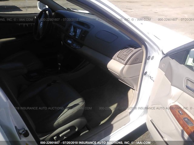 JTDBF30KX20019880 - 2002 TOYOTA CAMRY LE/XLE/SE 白色 照片 5