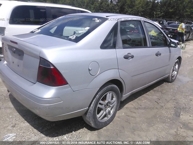 1FAHP34NX7W236058 - 2007 FORD FOCUS ZX4/S/SE/SES 银色 照片 4
