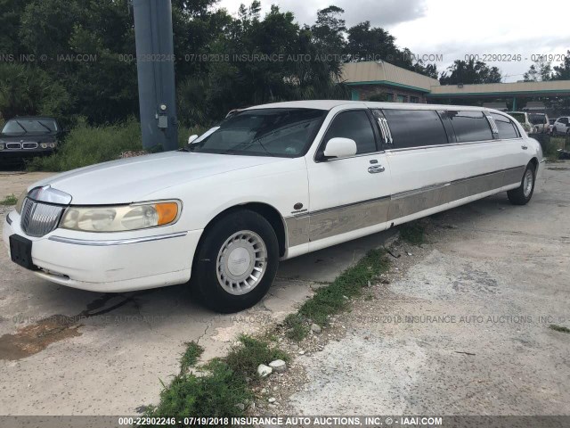 1L1FM81W81Y679273 - 2001 LINCOLN TOWN CAR WHITE photo 2