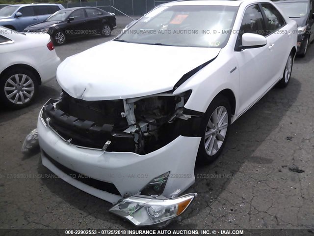 4T1BD1FK4CU047021 - 2012 TOYOTA CAMRY HYBRID/LE/XLE WHITE photo 6