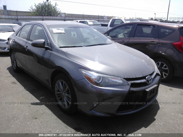 4T1BF1FK0GU233297 - 2016 TOYOTA CAMRY LE/XLE/SE/XSE 灰色 照片 1