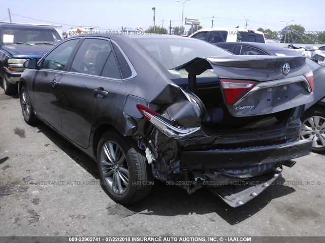 4T1BF1FK0GU233297 - 2016 TOYOTA CAMRY LE/XLE/SE/XSE 灰色 照片 3