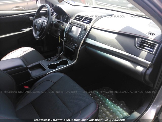 4T1BF1FK0GU233297 - 2016 TOYOTA CAMRY LE/XLE/SE/XSE 灰色 照片 5