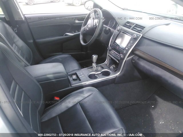 4T1BK1FK7GU568990 - 2016 TOYOTA CAMRY XSE/XLE Gümüş foto 5