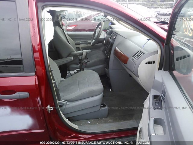 2A8HR44H58R708030 - 2008 CHRYSLER TOWN & COUNTRY LX RED photo 5