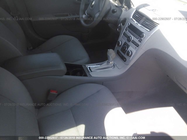 1G1ZB5EB0AF113561 - 2010 CHEVROLET MALIBU LS SILVER photo 5