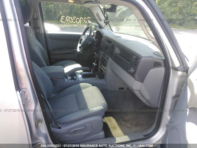 1J8HG48KX6C337402 - 2006 JEEP COMMANDER SILVER photo 5