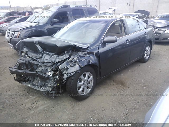 4T1BF3EK0BU163693 - 2011 TOYOTA CAMRY SE/LE/XLE GRAY photo 2