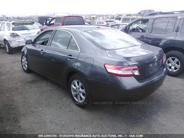 4T1BF3EK0BU163693 - 2011 TOYOTA CAMRY SE/LE/XLE GRAY photo 3