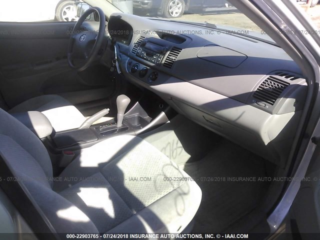 4T1BE32K13U718546 - 2003 TOYOTA CAMRY LE/XLE/SE 银色 照片 5