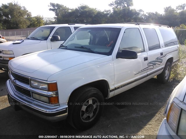 3GNEC16R0XG145321 - 1999 CHEVROLET SUBURBAN C1500 WHITE photo 2