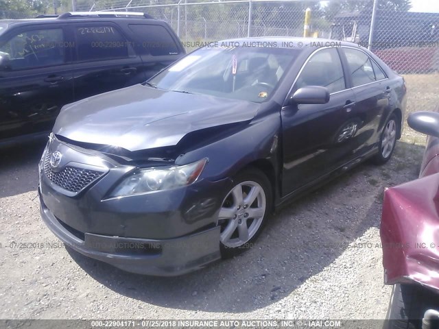 4T1BK46K47U556975 - 2007 TOYOTA CAMRY NEW GENERAT LE/XLE/SE GRAY photo 2