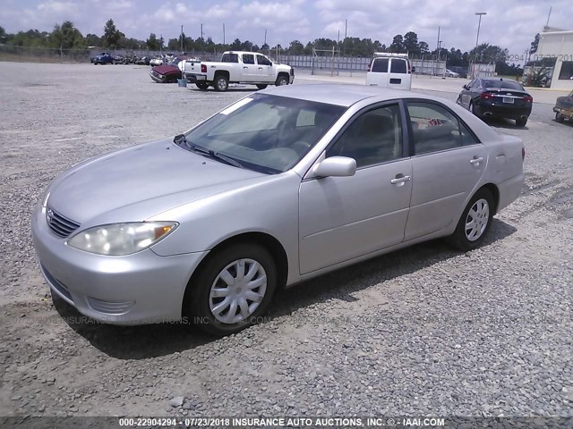 4T1BE32K65U400540 - 2005 TOYOTA CAMRY LE/XLE/SE 银色 照片 2