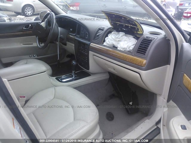 1LNHM97V42Y668770 - 2002 LINCOLN CONTINENTAL  CREAM photo 5