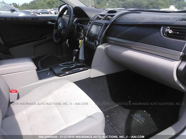4T1BF1FK3CU526704 - 2012 TOYOTA CAMRY SE/LE/XLE თეთრი ფოტო 5