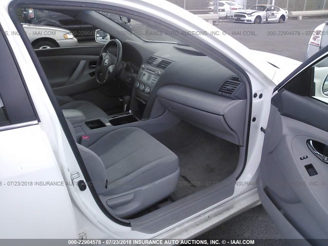 JTNBE46K093150255 - 2009 TOYOTA CAMRY SE/LE/XLE WHITE photo 5