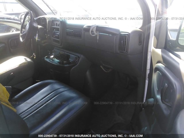 1GTHG35RX21102345 - 2002 GMC SAVANA G3500 WHITE photo 5