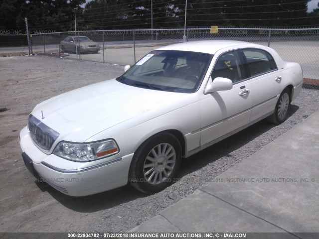 1LNHM81WX4Y629728 - 2004 LINCOLN TOWN CAR EXECUTIVE/SIGNATURE თეთრი ფოტო 2
