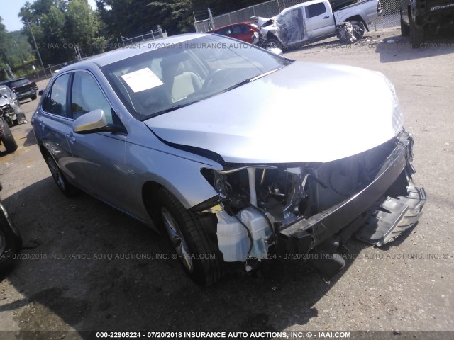 4T1BF1FK4HU402514 - 2017 TOYOTA CAMRY LE/XLE/SE/XSE 银色 照片 1