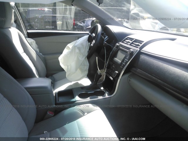 4T1BF1FK4HU402514 - 2017 TOYOTA CAMRY LE/XLE/SE/XSE 银色 照片 5