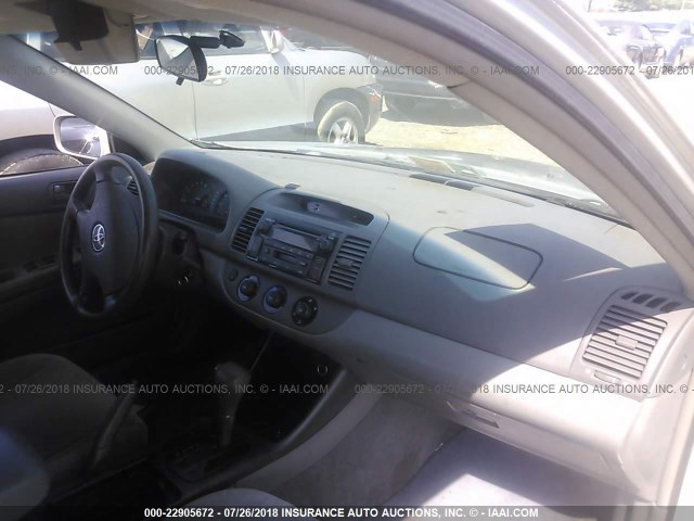 4T1BE32K82U530282 - 2002 TOYOTA CAMRY LE/XLE/SE 银色 照片 5